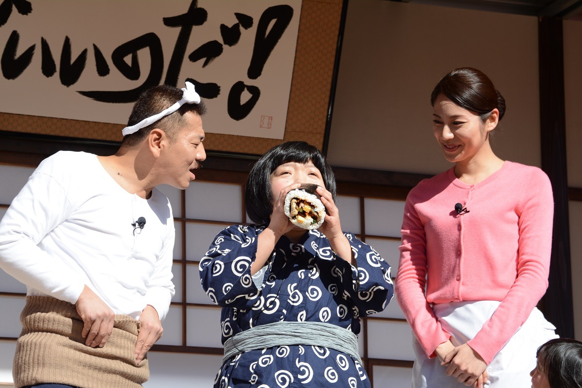 恵方巻きを食べるおかずクラブ・オカリナ。
