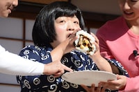 恵方巻を食べるおかずクラブ・オカリナ。