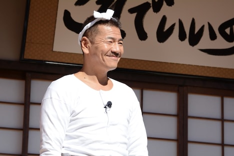 バカボンのパパ役を演じるくりぃむしちゅーの上田晋也。