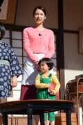 バカボンのママ役を演じる松下奈緒と、ハジメちゃん役を演じる子役の早坂ひらら。