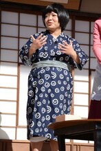 バカボンを演じるおかずクラブ・オカリナ。