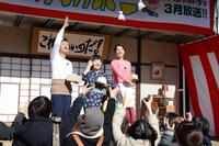 豆をまく一同。