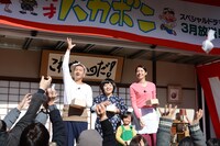 豆をまく一同。