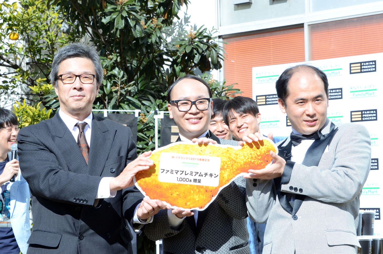 プレミアムチキン1000本のパネルを受け取ったトレンディエンジェル（右から2人）。