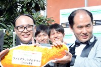 カメラに映り込もうとするジャルジャル（奥2人）。