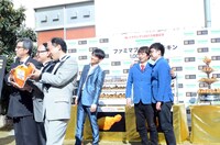 カメラに映り込もうとする銀シャリとジャルジャル。