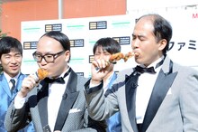 プレミアムチキンを味わうトレンディエンジェル。