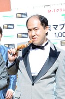 プレミアムチキンを味わうトレンディエンジェル斎藤。