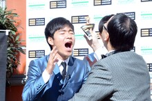 プレミアムチキンを欲しがるジャルジャル後藤（左）。