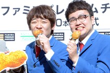 フォトセッション中、1人だけ本当にプレミアムチキンを食べてしまう銀シャリ鰻（左）。