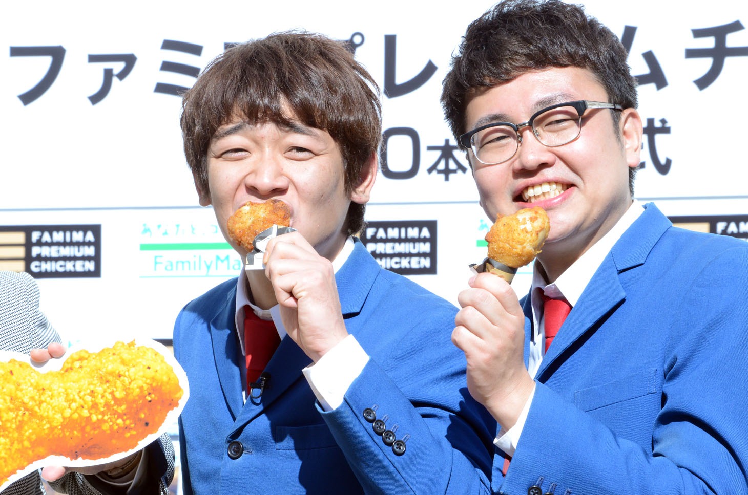 フォトセッション中、1人だけ本当にプレミアムチキンを食べてしまう銀シャリ鰻（左）。