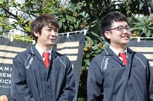 ファンに挨拶する銀シャリ。