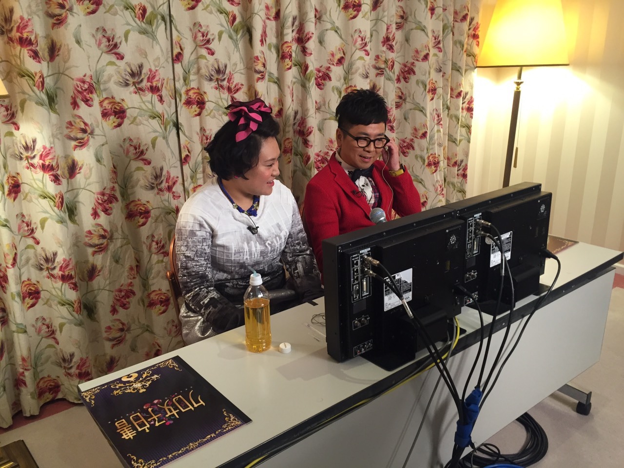 モニタリング中のフォーリンラブ・バービー、パンクブーブー黒瀬。(c)FBS