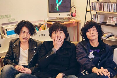 左から金田康平、スピードワゴン小沢、坂本遥。