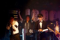 商店街バンドによるライブの様子。