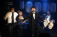 商店街バンドによるライブの様子。