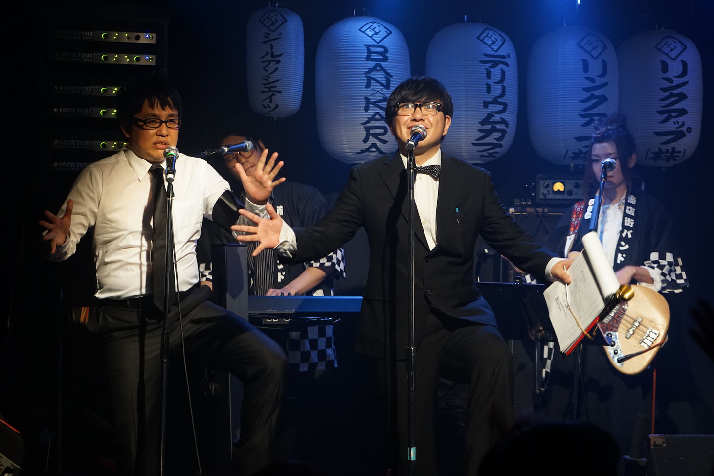 商店街バンドによるライブの様子。