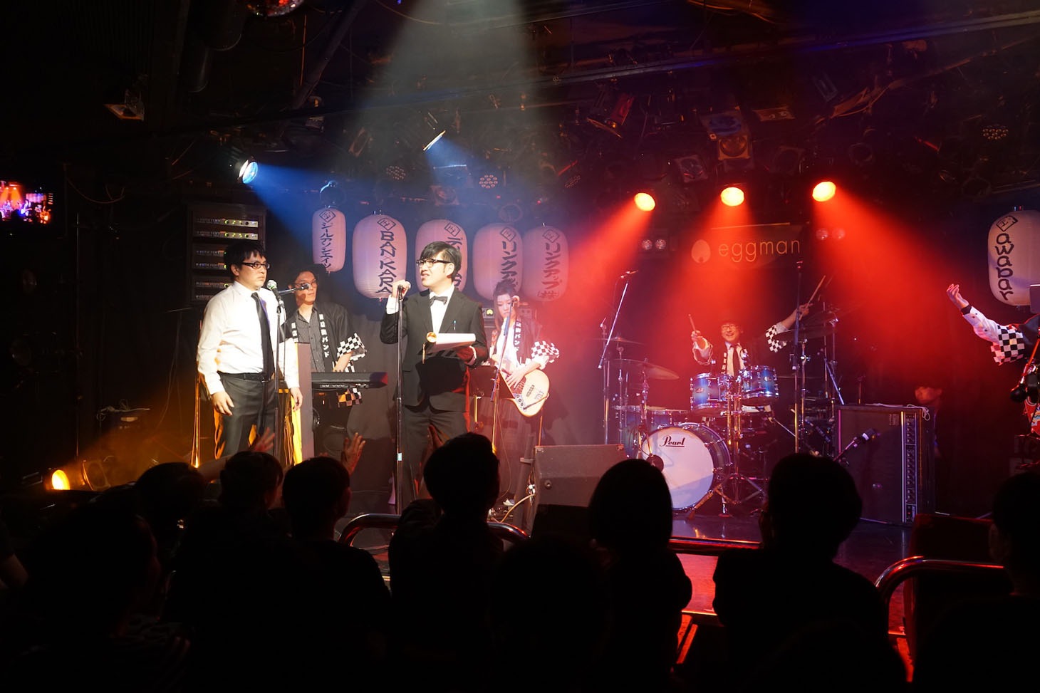 商店街バンドによるライブの様子。