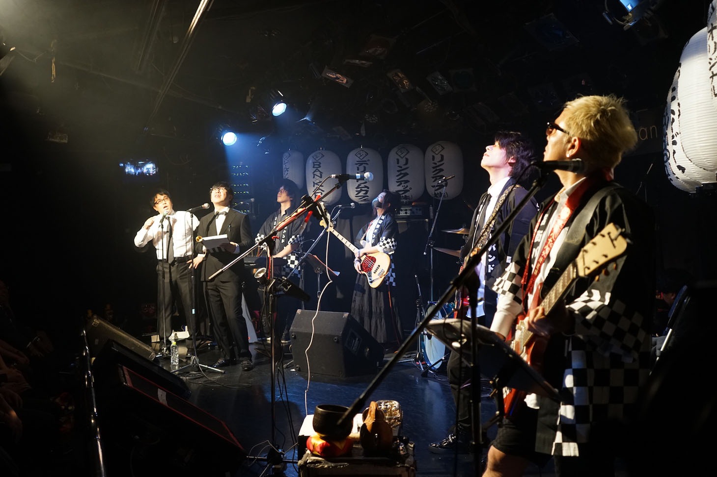 商店街バンドによるライブの様子。