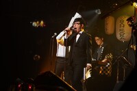 商店街バンドによるライブの様子。