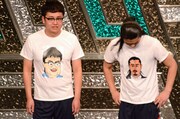鰻が描いた似顔絵入りTシャツを着用する銀シャリ橋本、パンサー菅（左から）。