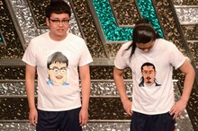 鰻が描いた似顔絵入りTシャツを着用する銀シャリ橋本、パンサー菅（左から）。