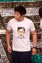鰻が描いた似顔絵入りTシャツを着用するパンサー尾形。