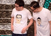 鰻が描いた似顔絵入りTシャツを着用するシソンヌ。