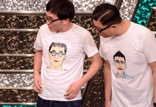 鰻が描いた似顔絵入りTシャツを着用するシソンヌ。