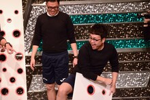 ゲームに成功して喜ぶ銀シャリ橋本。