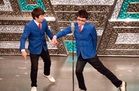 漫才を披露する銀シャリ。