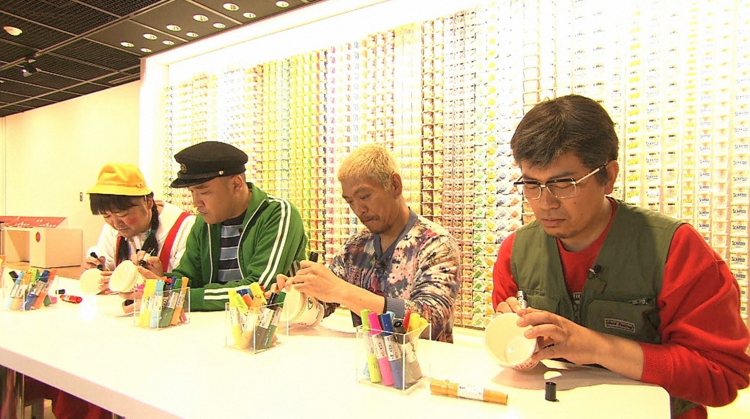 「松本家の休日」でオリジナルのカップラーメン作りに挑む松本家の4人。(c)ABC