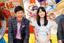 左から関根勤、高橋ひかる。(c)読売テレビ