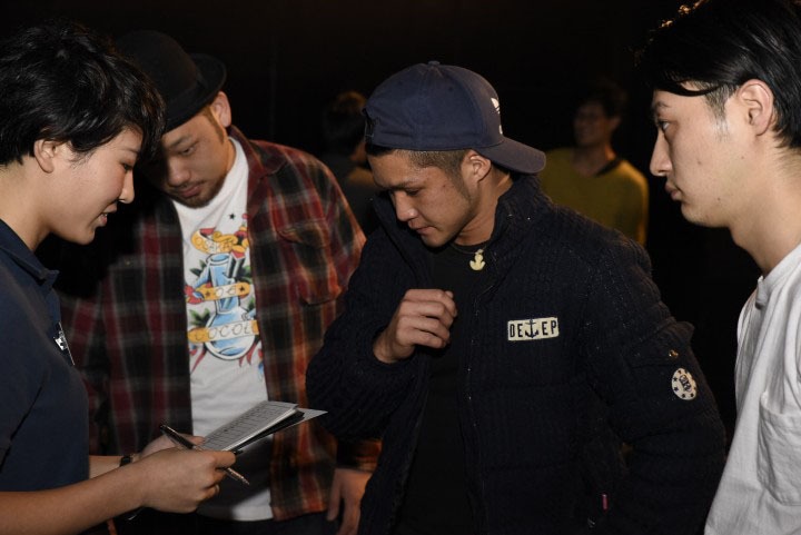 COMEDYS主催ライブでの打合せの様子。