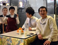 顔モノマネを披露するゆにばーす・はら（左端）。