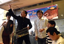 福豆を配る鬼ヶ島ら。