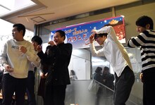 豆まきを行う鬼ヶ島ら。