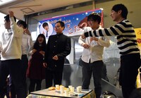 豆まきを行う鬼ヶ島ら。