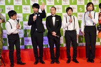 「THE EMPTY STAGE」出演者としてレッドカーペットに姿を見せた（左から）バッファロー吾郎・竹若、麒麟・川島、千鳥・大悟、キングコング梶原、南海キャンディーズしずちゃん。