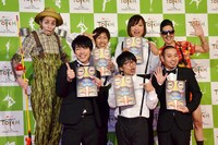 「THE EMPTY STAGE」出演者として姿を見せた芸人たちと「ダイハツ トーテム」の出演者（両端）。