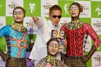 じゅんいちダビッドソン（中央）と「ダイハツ トーテム」の出演者たち。