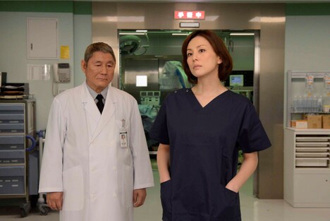 （左から）ビートたけし、米倉涼子。(c)テレビ朝日