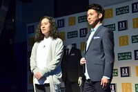 新商品「MYスーツ」を自己流にアレンジして登壇するピース。