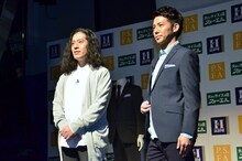 新商品「MYスーツ」を自己流にアレンジして登壇するピース。