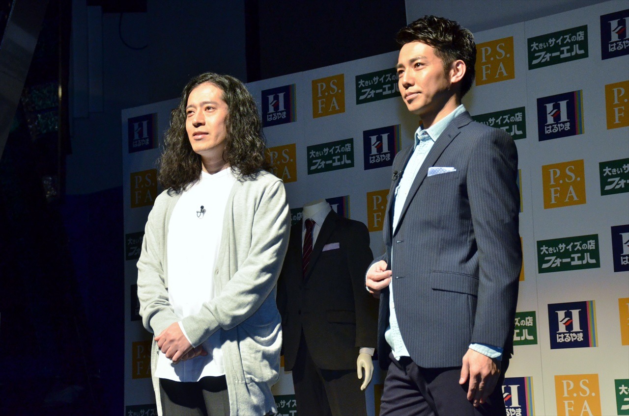 新商品「MYスーツ」を自己流にアレンジして登壇するピース。