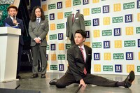 「ストレス対策スーツ」の動きやすさを実証するため、「綾部ポーズ」と題して開脚してみせるピース綾部。