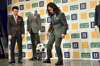 「ストレス対策スーツ」の動きやすさを実証するため、リフティングを披露するピース又吉（中央）。