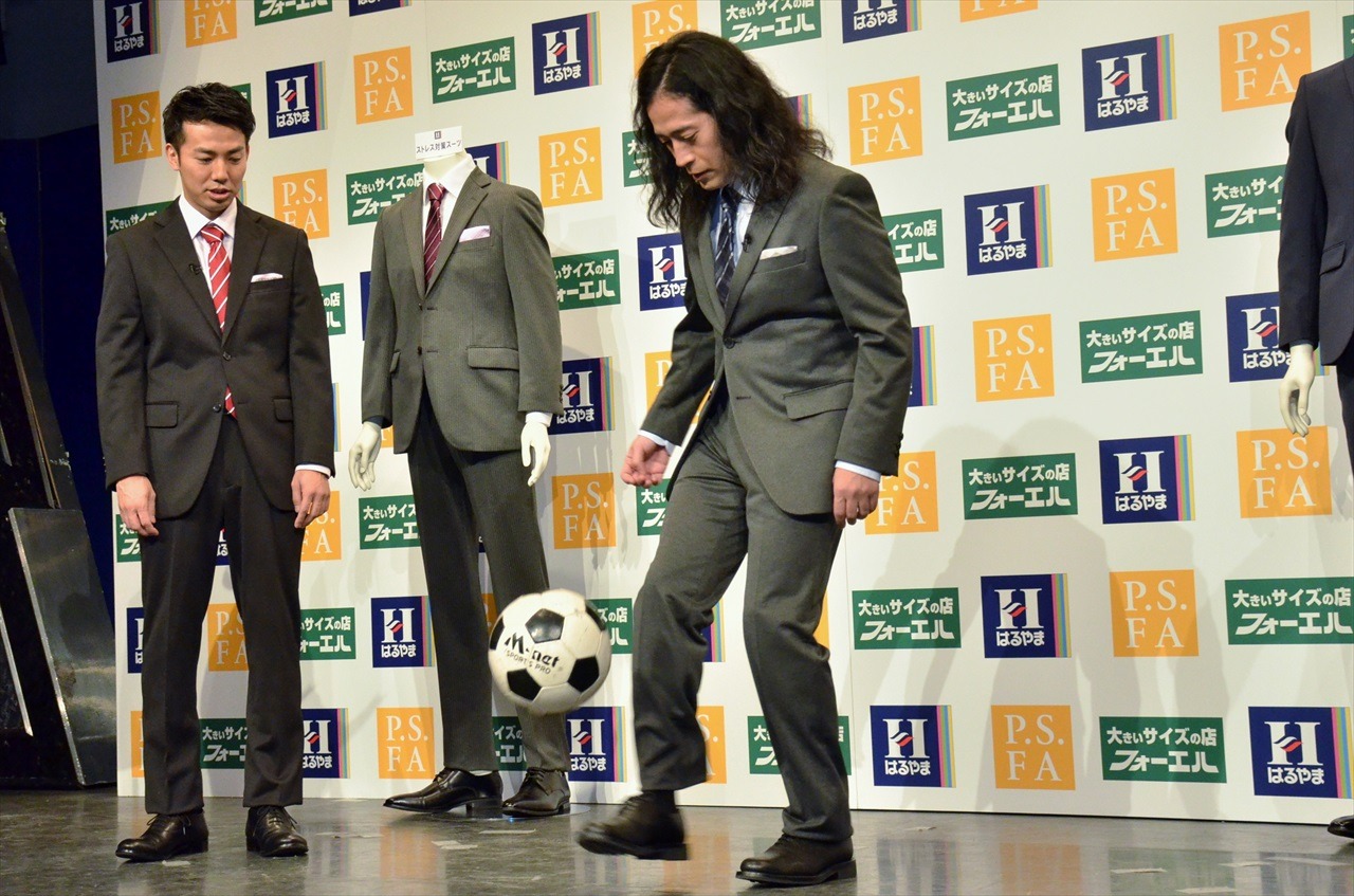 「ストレス対策スーツ」の動きやすさを実証するため、リフティングを披露するピース又吉（中央）。