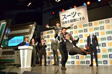 ネルソンズが「ストレス対策スーツ」の動きやすさを実証した場面。