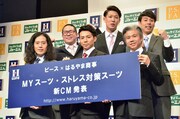 （前列左から）ピースと、はるやま商事株式会社の治山正史社長、ネルソンズ。